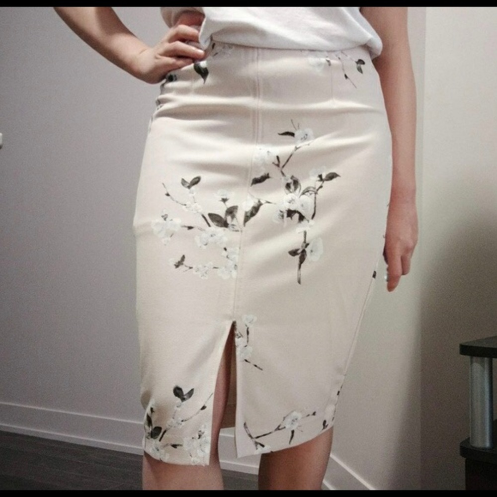 Fitted knee length floral skirt XS
